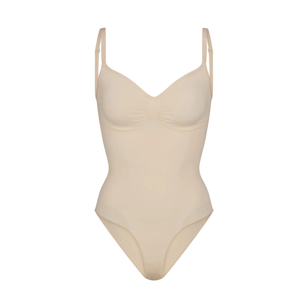 SKIMS NEW SCULPTING BODYSUIT W. SNAPS | SAND